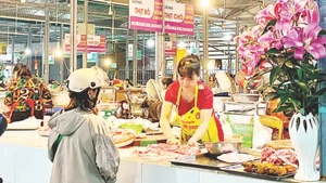 Một gian hàng thực phẩm tươi sống tại chợ Ngọc Lâm (phường Bồ Đề).