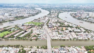Bán đảo Thanh Đa nhìn từ trên cao và con đường độc đạo kết nối khu vực lân cận. (Ảnh THẾ ANH)