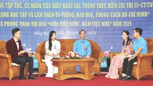 Các tập thể, cá nhân tiêu biểu học tập và làm theo Bác trong công nhân lao động giao lưu, chia sẻ kinh nghiệm tại hội nghị tuyên dương do Liên đoàn Lao động tỉnh Đồng Nai tổ chức.