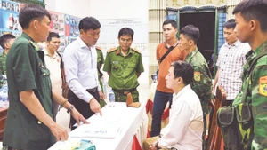 Đại tá Lê Văn Vỹ (áo trắng, bên trái), Chỉ huy trưởng Bộ Chỉ huy Bộ đội Biên phòng tỉnh Tây Ninh, truy xét nóng một nghi phạm buôn bán, vận chuyển ma túy.