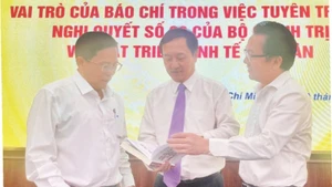 Đồng chí Huỳnh Thành Đạt (giữa) trao đổi cùng nhà báo Tô Đình Tuân, Tổng Biên tập Báo Người Lao động và đồng chí Nguyễn Anh Đức, Tổng Giám đốc Saigon Co.op, về Nghị quyết số 68 và cách lan tỏa nghị quyết.