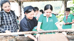 Phát triển du lịch trải nghiệm giúp đồng bào ở làng nghề làm giấy bản Dìa Trên, xã Phúc Sen, tỉnh Cao Bằng cải thiện, nâng cao thu nhập.