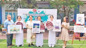 Triển lãm Trang vẽ học sinh với chủ đề sắc màu tại Trường trung học phổ thông Nguyễn Du, giúp các em có thêm cơ hội gắn kết, giao lưu, tương tác với bạn bè, thầy cô giáo nhiều hơn.