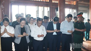 Lãnh đạo tỉnh Quảng Ngãi tưởng nhớ các anh hùng liệt sĩ tại Đền tưởng niệm Liệt sĩ Trường Sơn ở xã biên giới Bờ Y.