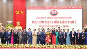 Đồng chí Bùi Thị Quỳnh Vân, Ủy viên Trung ương Đảng, Bí thư Tỉnh ủy Quảng Ngãi tặng hoa chúc mừng Ban Chấp hành Đảng bộ các cơ quan Đảng tỉnh Quảng Ngãi, nhiệm kỳ 2025-2030.