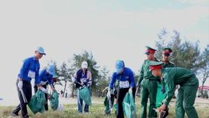 Các lực lượng đã tham gia “Hue Plogging 2025 - Thử thách làm cho Huế sạch hơn”.