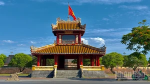 Lộ trình bộ hành “Cùng Việt Nam tiến bước” được thành phố Huế chọn không chỉ thuận tiện mà còn đưa người tham gia đi qua những con đường gắn liền với ký ức và diện mạo của bờ bắc sông Hương – nơi từng là trung tâm của kinh đô.