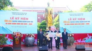 Tại Lễ khai giảng, lãnh đạo thành phố đã khen thưởng các em học sinh đạt thành tích cao tại các kỳ thi quốc tế.
