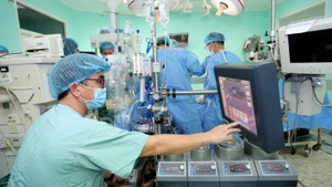 Các y bác sĩ thực hiện ghép tạng tại Bệnh viện Trung ương Huế.
