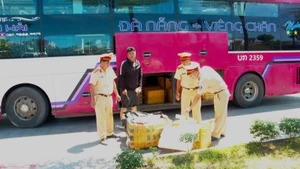 Hơn 1 tấn sụn chân gà bốc mùi phục vụ thực khách ở Đà Nẵng đã bị Cảnh sát giao thông công an thành phố Huế phát hiện, bắt giữ. (Ảnh: Công an cung cấp)