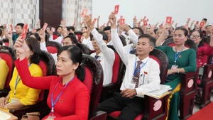 Các đại biểu thông qua nghị quyết đại hội.