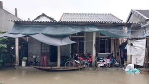 Nước các sông ở mức trên dưới báo động 2 với người Huế thì chưa phải lụt lớn, nhưng khá bất ngờ vì xảy ra giữa mùa hè.