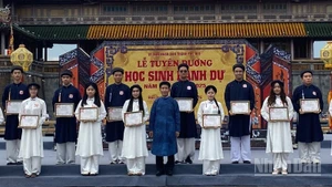 384 học sinh tiêu biểu ở Huế được vinh danh "Học sinh tiêu biểu toàn trường".