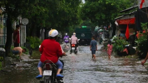 Úng ngập cục bộ ở khu Vân Dương.