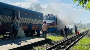 Tàu SE4 gián đoạn hành trình do sự cố ở đầu máy.