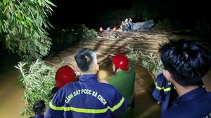 Công an và người dân địa phương dùng dây, áo phao, căng dây vượt suối để tiếp cận hiện trường.