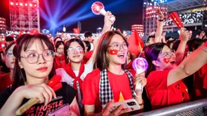 Ngày 16/8 người dân hãy mặc áo đỏ sao vàng, hòa cùng “Việt Nam tiến bước” tại Huế.