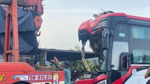Đầu xe khách biến dạng sau va chạm.