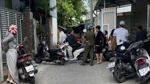 Các nạn nhân đã được đưa đến bệnh viện, công an cũng đã phong tỏa hiện trường ngay sau đó.