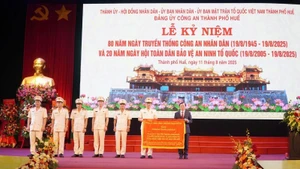 BÍ thư Thành ủy Lê Trường Lưu trao tặng bức trướng có dòng chữ "Phát huy truyền thống anh hùng vì nước quên thân, vì dân phục vụ, vững bước tiến vào kỷ nguyên mới" cho Công an thành phố Huế.