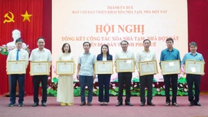 Dịp này, nhiều tập thể, cá nhân có thành tích xuất sắc được Ủy ban nhân dân thành phố khen thưởng.
