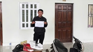 Đối tượng Hà Văn Thơ và tang vật thu giữ. (Ảnh: Ban Chỉ huy Bộ đội biên phòng tỉnh Quảng Ngãi cung cấp)