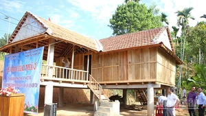 Những mái nhà kiên cố được dựng lên là nơi bắt đầu cho hành trình vươn lên thoát nghèo, ổn định cuộc sống của người dân.