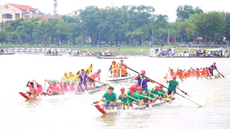 Thành phố Huế tổ chức giải đua ghe truyền thống lần thứ 36.