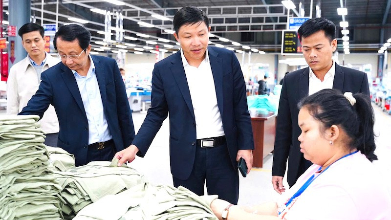 Lãnh đạo phường Phú Bài thăm hỏi, động viên các doanh nghiệp trên địa bàn.