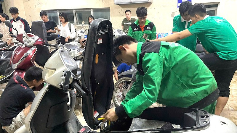 15 thành viên Đội SOS Đại học Đông Á mang theo tấm lòng và các dụng cụ sửa xe để sẻ chia đến với bà con thành phố Huế.