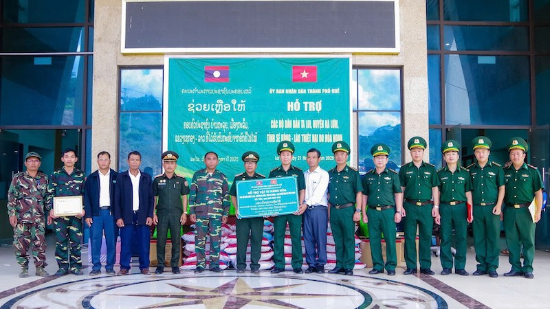 Trao hỗ trợ cho các hộ dân bản Ta Lui.