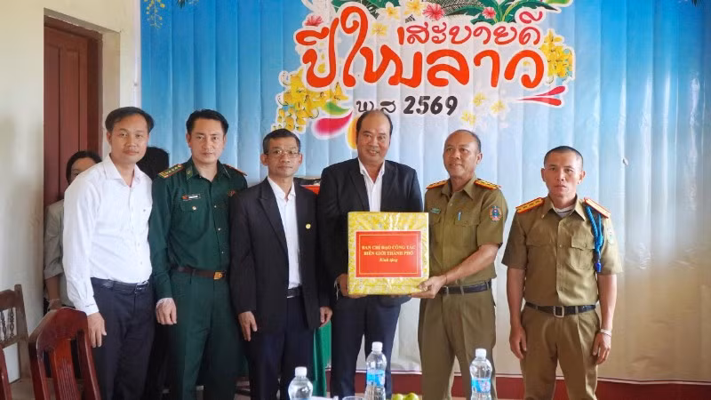 Đoàn công tác Ban Chỉ đạo công tác biên giới do Phó Chủ tịch Ủy ban nhân dân thành phố Huế Nguyễn Văn Mạnh dẫn đầu cũng đến thăm, chúc Tết cổ truyền Bunpimay các đơn vị lực lượng vũ trang tại khu vực tiếp giáp hai tỉnh Sê Kông và Salavan.