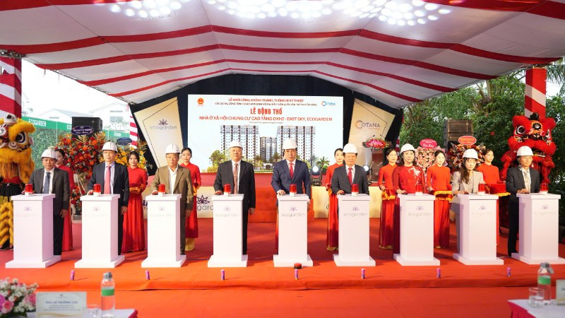 Các đại biểu thực hiện nghi thức bấm nút khởi công dự án.