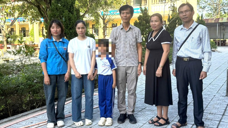 Học bổng “Tự lực vì chính tôi” đồng hành cùng trẻ em mồ côi sau mưa, lũ tại thành phố Huế.