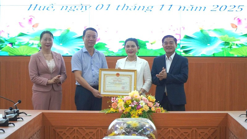 Báo Dân Xã Chủ tịch Ủy ban nhân dân thành phố Huế trao tặng Bằng khen cho Tập Đoàn Kim Oanh.