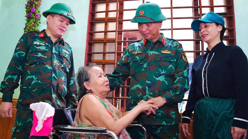 Trung tướng Hà Thọ Bình, Tư lệnh Quân khu 4 đến thăm, động viên và tặng quà cho nhân dân vùng bị ngập lụt.