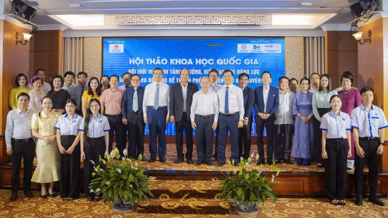 Các đại biểu chụp ảnh kỷ niệm tại sự kiện.