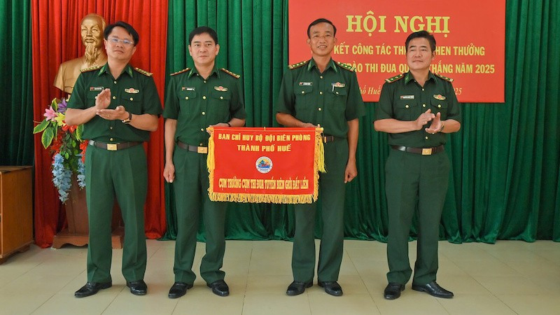 Bàn giao Cụm trưởng Cụm thi đua từ đồn Biên phòng cửa khẩu Hồng Vân cho đồn biên phòng Quảng Nhâm.