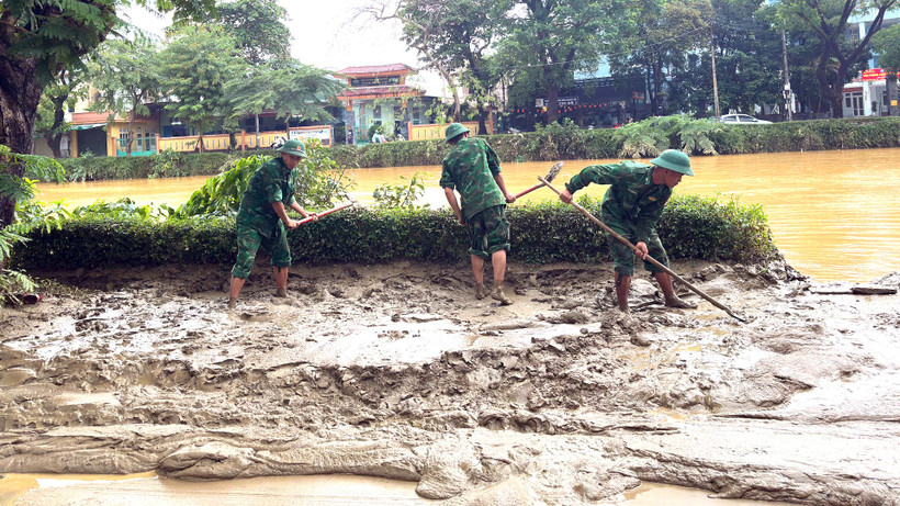 Khối lượng bùn đất lớn do mưa lũ để lại.