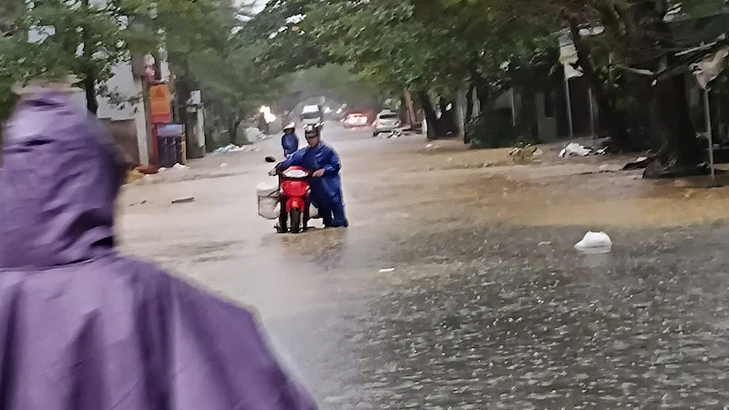 Toàn phường Thủy Xuân có 24/32 tổ dân phố bị ngập.