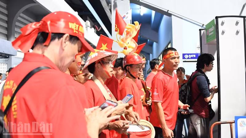 Cổ động viên Việt Nam chờ đợi vào sân vận động Chonburi Daikin, ở tỉnh Chonburi, Thái Lan. (Ảnh: MINH THẮNG)