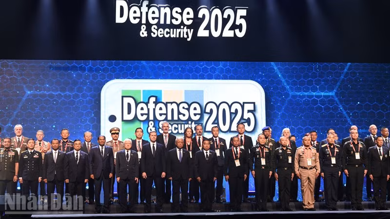 Đông đảo đại biểu tham dự Triển lãm Quốc phòng-An ninh năm 2025. (Ảnh: MINH THẮNG)