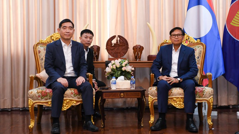 Sài Gòn Trẻ Đại sứ Phạm Việt Hùng (bên trái) bày tỏ vui mừng về những thành tựu phát triển của đất nước Lào. (Ảnh: XUÂN SƠN)