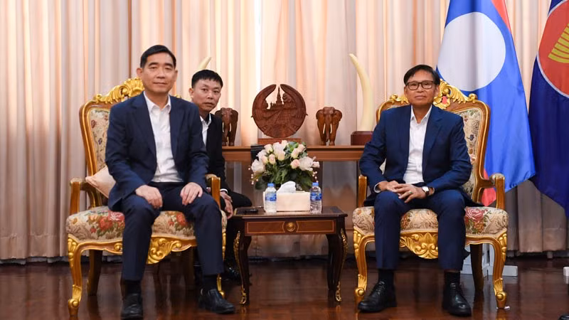 Đại sứ Phạm Việt Hùng (bên trái) bày tỏ vui mừng về những thành tựu phát triển của đất nước Lào. (Ảnh: XUÂN SƠN)