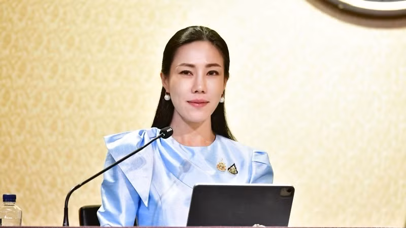 Phó phát ngôn viên Sasikarn Watthanachan thông tin về chương trình vé tàu điện đồng hạng 20 baht. (Ảnh: Văn phòng Thủ tướng Thái Lan)