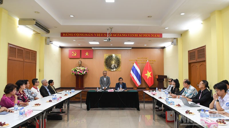 Đoàn Ủy ban Nhà nước về người Việt Nam ở nước ngoài gặp đại diện cộng đồng kiều bào tại Thái Lan. (Ảnh: XUÂN SƠN)