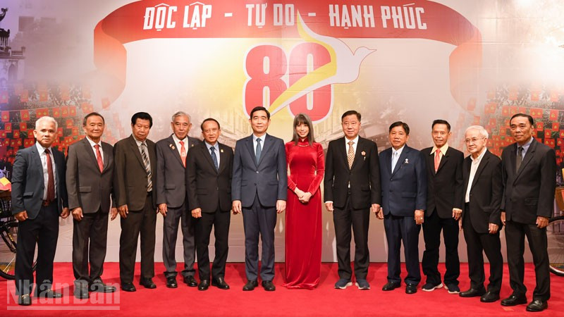 Đại sứ cùng các đại biểu tham dự lễ kỷ niệm 80 năm Quốc khánh Việt Nam. (Ảnh: XUÂN SƠN)
