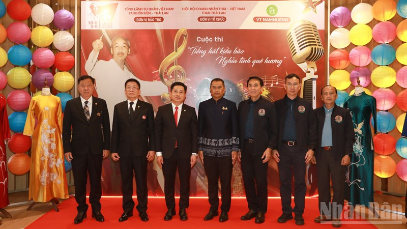 Các đại biểu tại Cuộc thi “Tiếng hát kiều bào-Nghĩa tình quê hương”. 