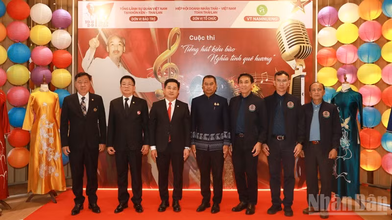 Các đại biểu tại Cuộc thi “Tiếng hát kiều bào-Nghĩa tình quê hương”. 