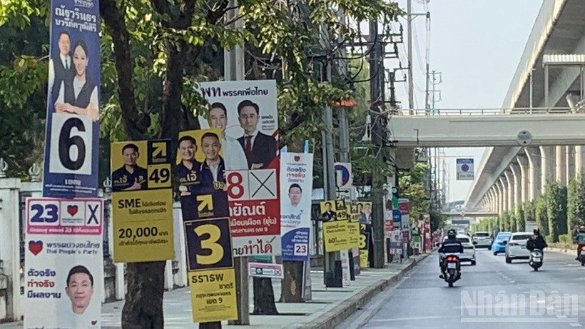 Các tấm biển, poster vận động bầu cử của các chính đảng tại Bangkok. (Ảnh: XUÂN SƠN)